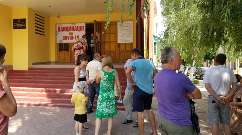 У Чорткові першого дня масової імунізації населення вакцинувалося понад півтисячі осіб