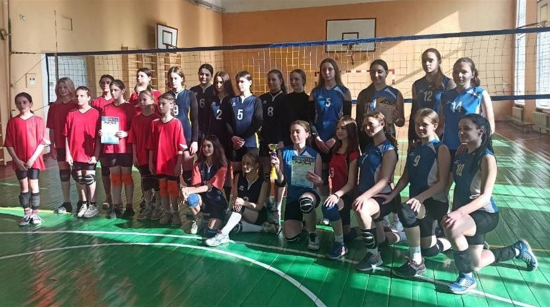 У Первомайську відбулися чергові спортивні змагання. Цього разу грали волейбольні дівочі команди