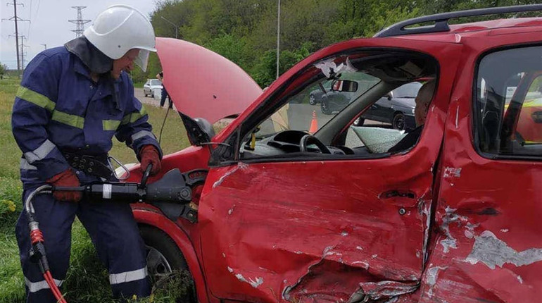 В Южноукраїнську зіткнулися мотоцикл та автівка: троє постраждалих, один з них в реанімації