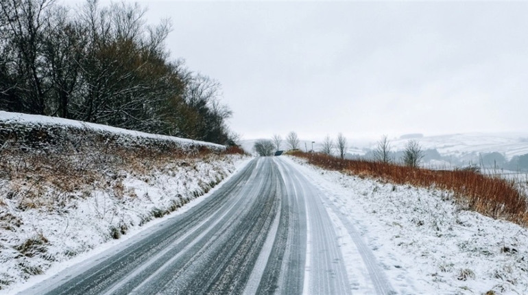 Ожеледиця та мокрий сніг: служба доріг на Житомирщині вводить цілодобове чергування бригад