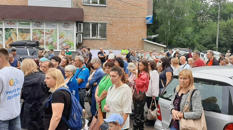 Гуманітарна та благодійна допомога: де та що можуть отримати переселенці у Смілі