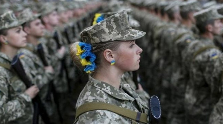 Жінки ставатимуть на військовий облік аж через рік: заборон для виїзду за кордон немає
