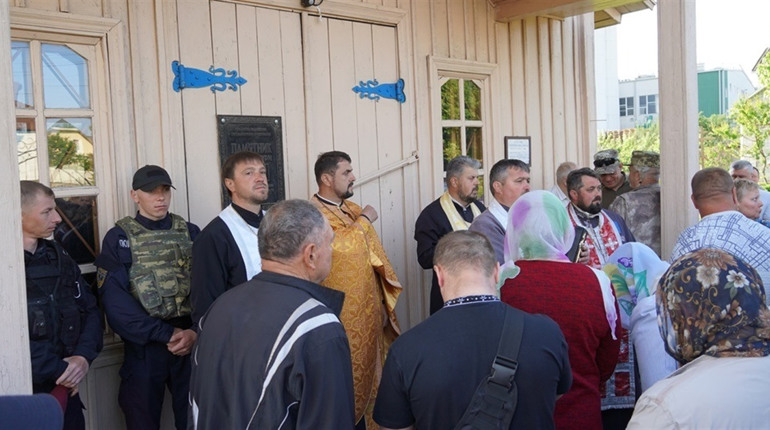 Без бійок, але не без суперечок: у Фастові біля Покровської церкви провели богослужіння