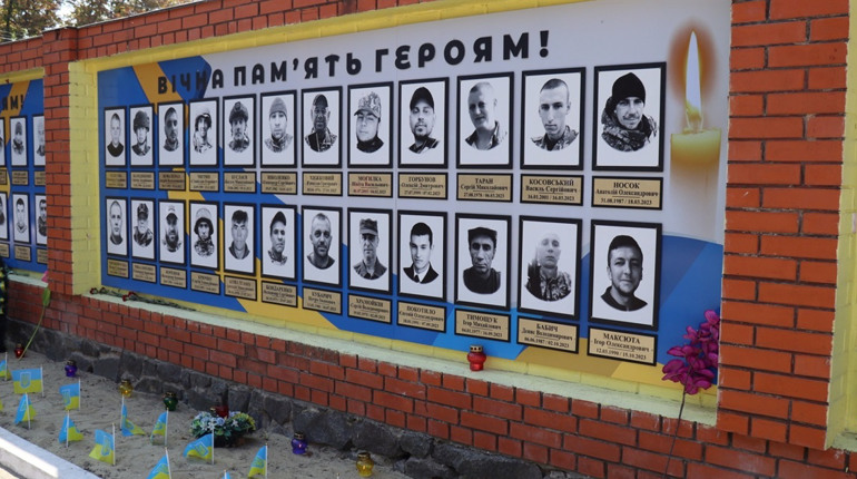 День пам'яті захисників України: у Тростянці вшановують загиблих під час війни з росією