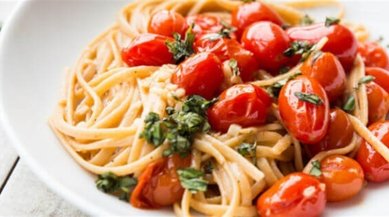 Рецепт дня: паста з томатами, часником і гострим перцем