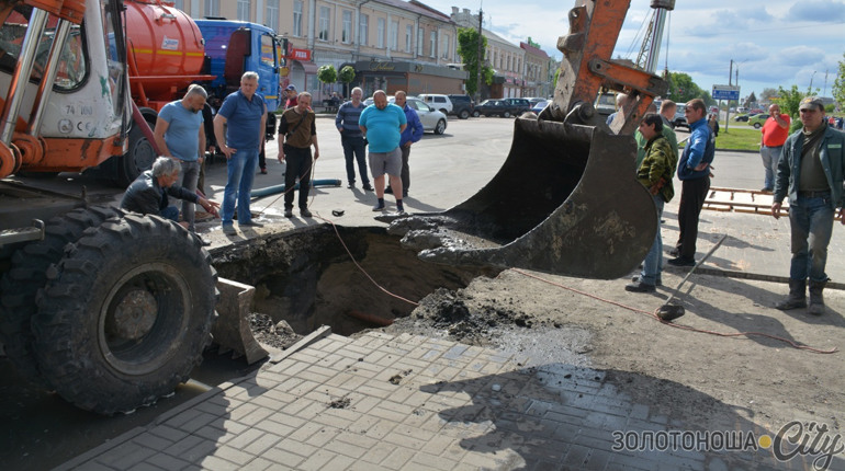 У центрі Золотоноші на проїжджій частині утворилася вирва: що сталося. Коментують міські посадовці