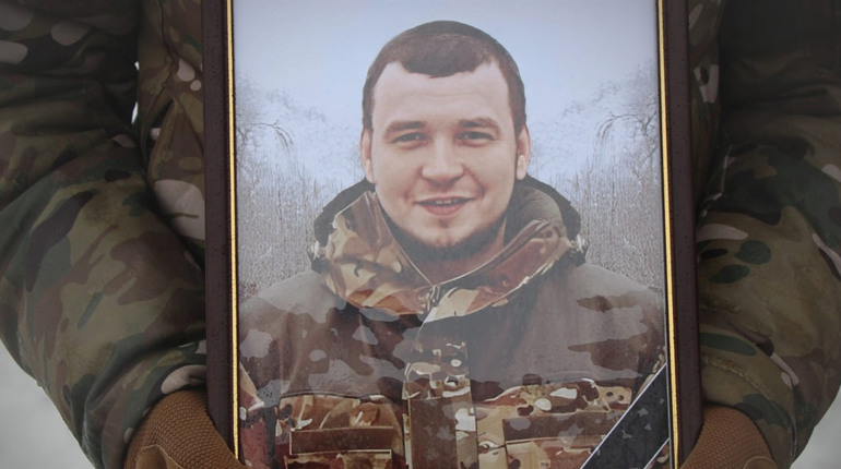Дворічна донечка вже ніколи не скаже «Тату». Нетішин провів у засвіти Героя Сергія Пилипчука