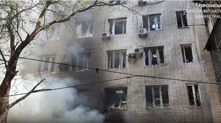 Окупанти атакували адмінбудівлю в Херсоні: загинула жінка, є поранені (відео)