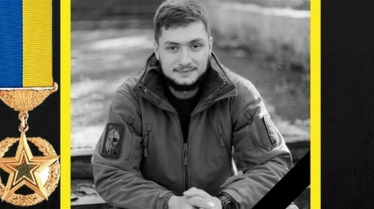 Посмертно присвоєно звання Героя України з удостоєнням ордена "Золота зірка" Денису Шевченку