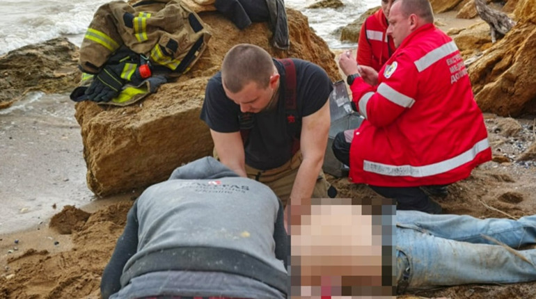 На Одещині двоє чоловіків впали з обриву: один загинув, іншого врятували