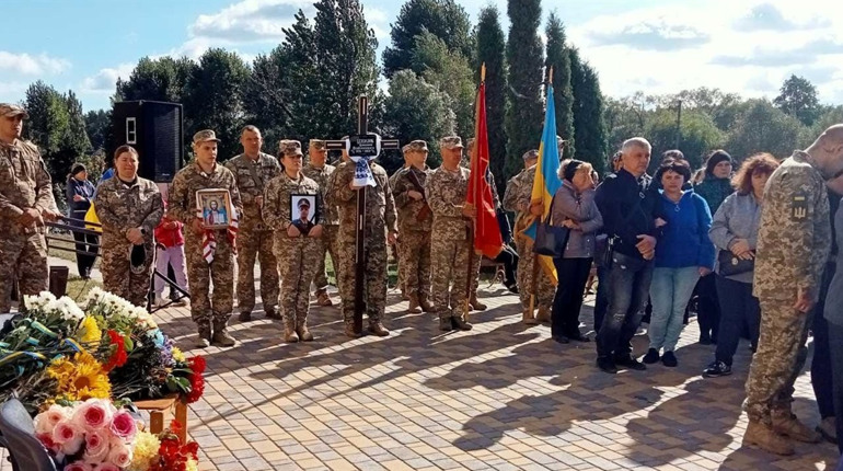 У Крупці попрощалися з 28-річним нетішинцем - капітаном Дмитром Денисюком