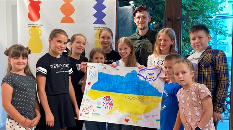 Поранений воїн-історик з Житомирщини проводить заняття з патріотичного виховання для дітей
