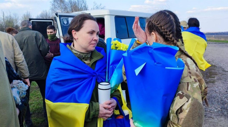 Після поранень та катувань. 100 захисників Зміїного, Маріуполя, Гостомеля повернулися з полону