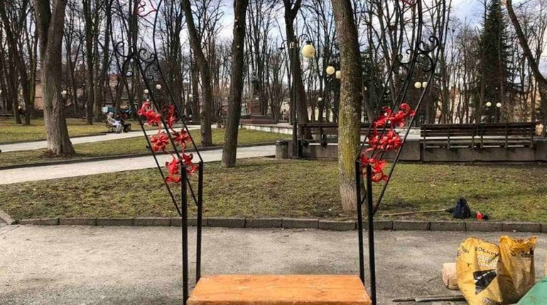 У Дрогобичі з’явилась петиція з проханням перенести лавку для закоханих «Серце Бандери»