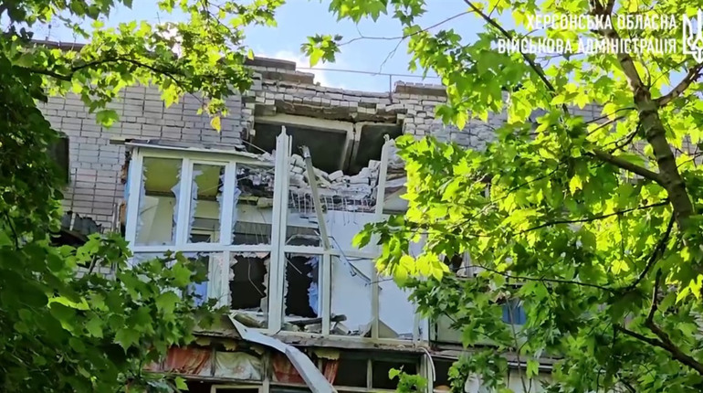 На Херсонщині російські терористи поцілили у житлові квартали, стільникову вежу, агропідприємство