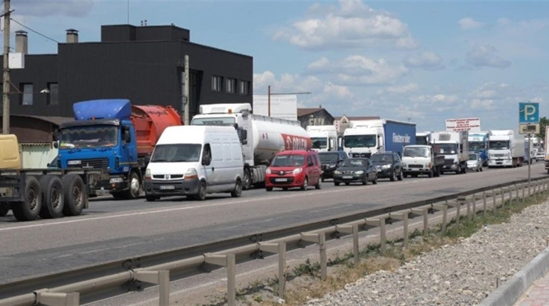 Обмеження руху вантажівок: як і на яких відрізках трас Одещини поліція вже контролює водіїв
