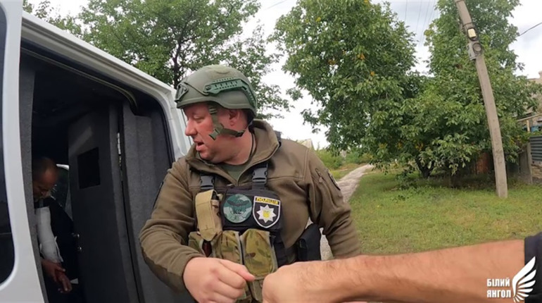 Попри обстріли: "Білі янголи" евакуювали поранених мешканців Красногорівки