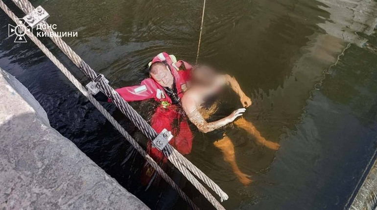У Переяславі рятувальники дістали з річки Трубіж хлопця, який не міг вибратися самостійно з води
