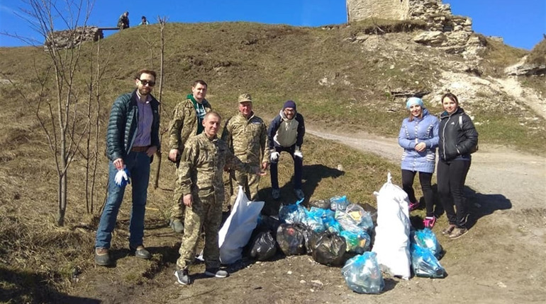 Кременецькі волонтери прибрали Замкову гору: серед небайдужих -  американець
