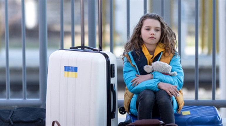 Виїзд дітей за кордон під час війни: хто може супроводжувати та які документи потрібні?
