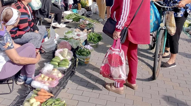 Стихійну торгівлю у Звягелі планують впорядкувати — на вул. Наталі Оржевської встановили перші ятки