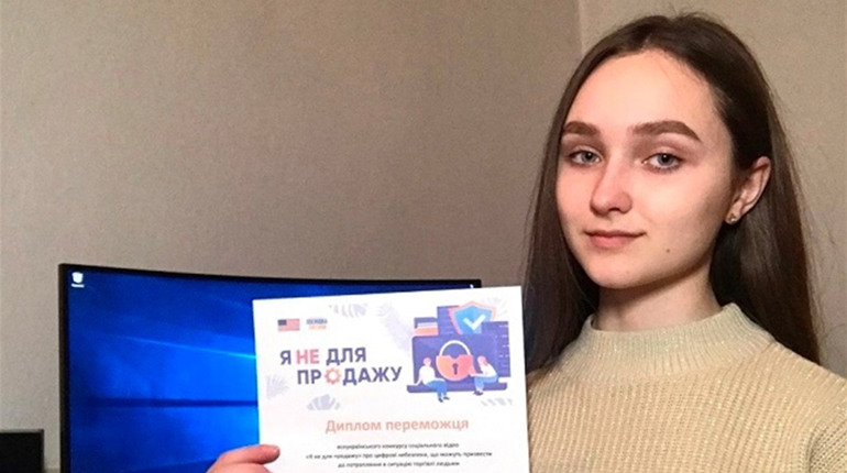Як спілкуватись в Інтернет: дивіться відео херсонської школярки, яке отримало приз у конкурсі
