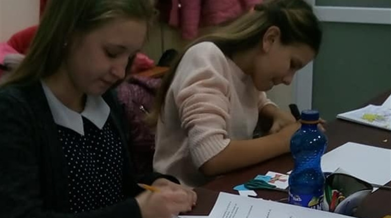 Гуртківці виготовили листівки воїнам 