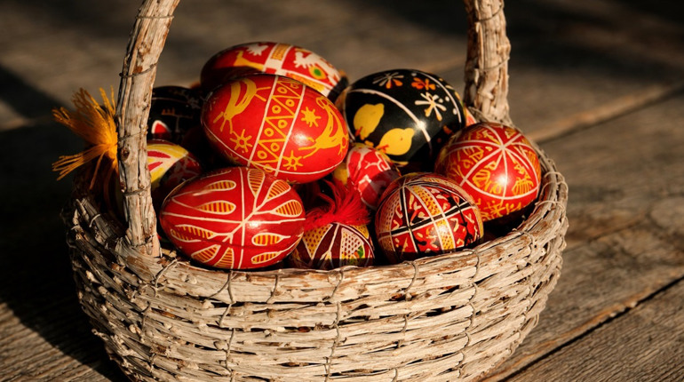 Від текстилю до лози: як великодній «кошик» еволюціонував від хусток до плетінки