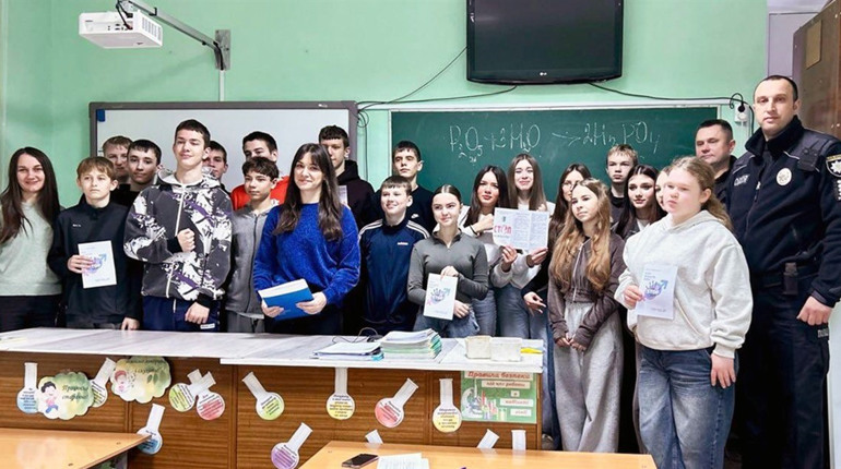 Учням шкіл Звягеля пояснили, як розпізнати родинну тиранію та куди звернутися по допомогу