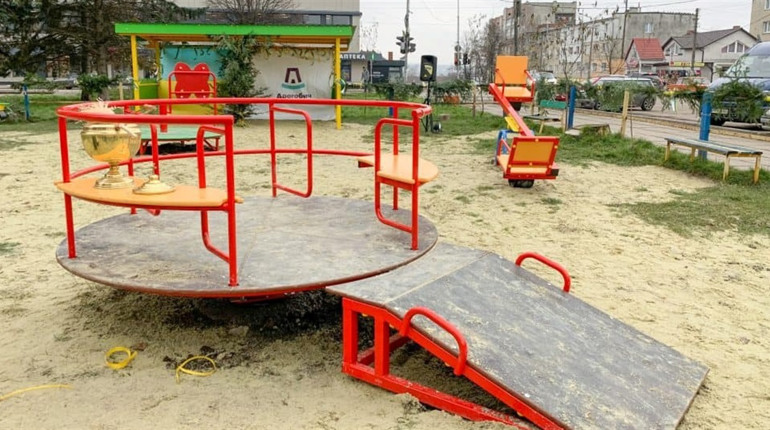 У Дрогобичі дитина зламала палець на каруселі: чому так сталось