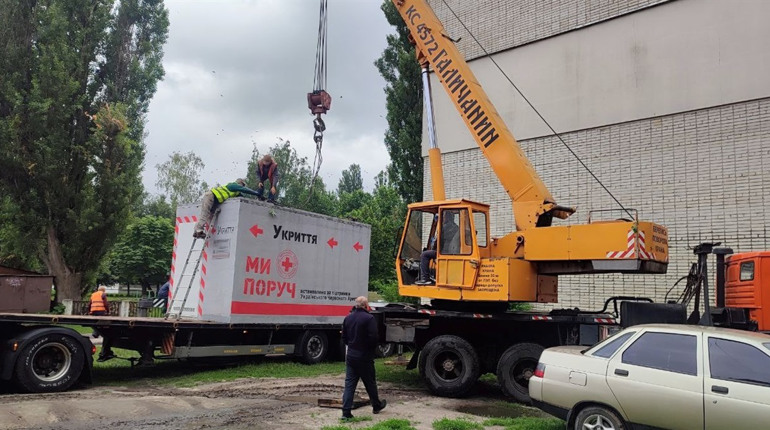 Шостка отримала п'ять мобільних укриттів для захисту від обстрілів