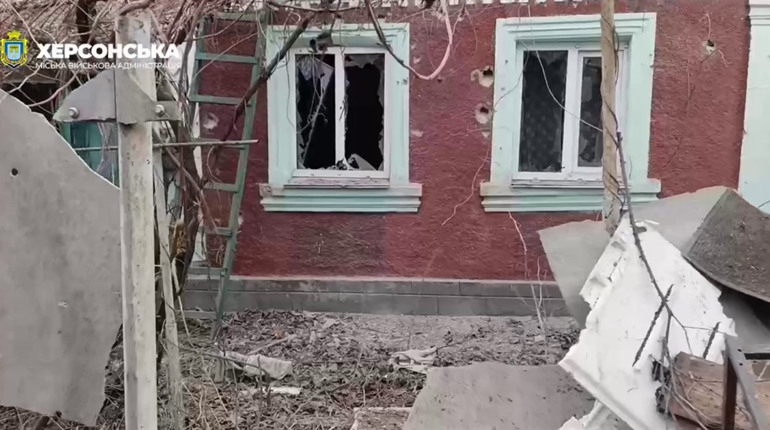 На Херсонщині окупанти атакували житлові будинки та приватні автівки, є постраждалі