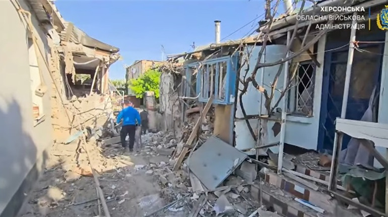 Уночі окупанти вдарили з артилерії по будинку в Херсоні (відео)