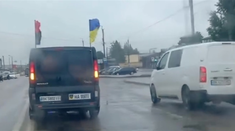 У Сарнах винесли постанову водію, який проігнорував рух траурної колони