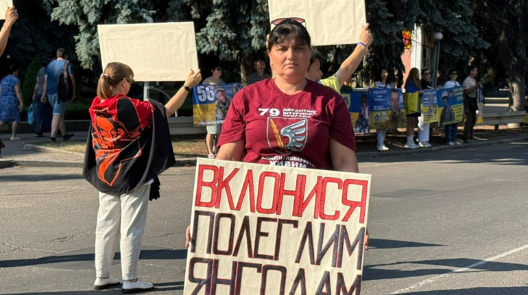 Хвилина мовчання: у Первомайську рідні полонених і зниклих безвісти перекривали рух