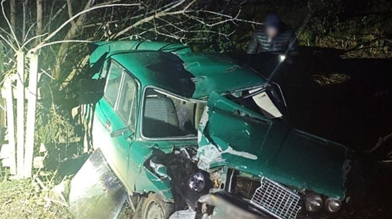 19-річний водій в’їхав у електроопору – його та 16-річну пасажирку госпіталізували