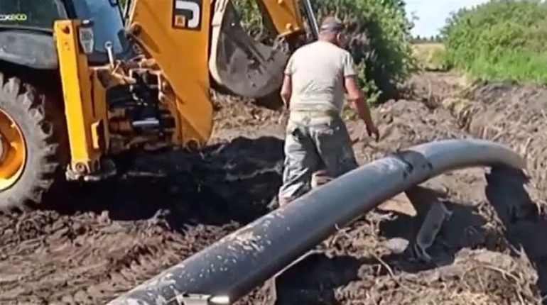 Працівники КП «Червоноградводоканал» замінили ділянку магістрального водопроводу біля села Глухів