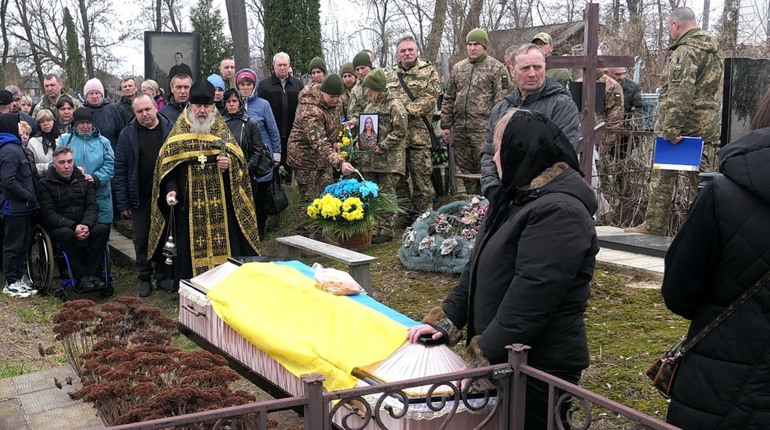 В Глухові поховали Катерину Ющенко: що про нашу захисницю розповідають батьки дівчини