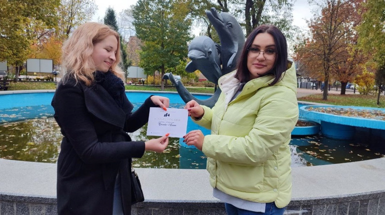 "Щасливий донат" на ЗСУ. Львів'янка, що приїхала в Шостку, виграла путівку в Яремче