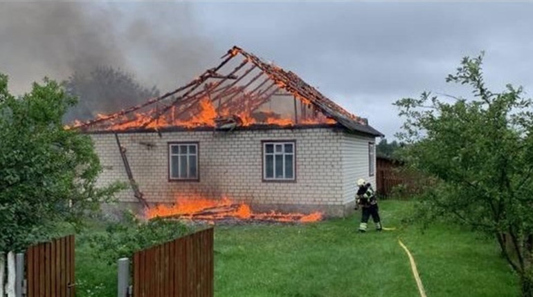У селі на Сарненщині згорів дах житлового будинку