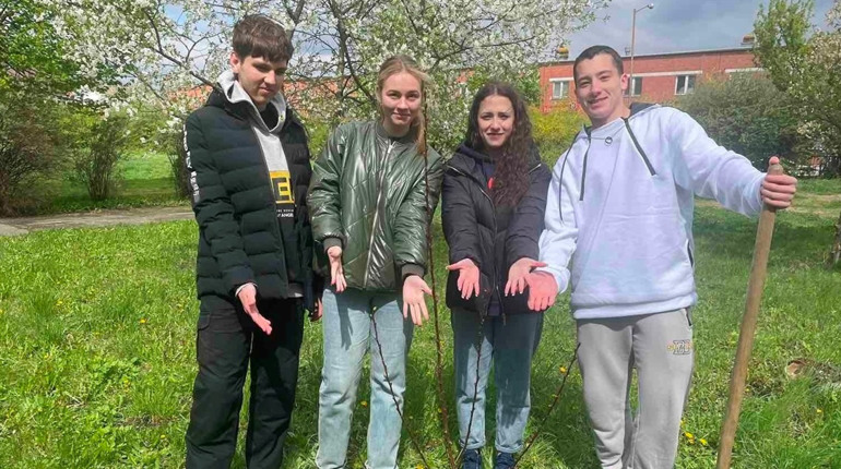 Старокостянтинівські випускники висадили біля школи абрикосові дерева на згадку про себе