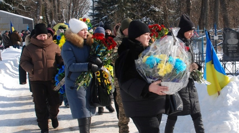 Повернувся на щиті через два роки невідомості: Шосткинська громада провела у вічність свого Героя