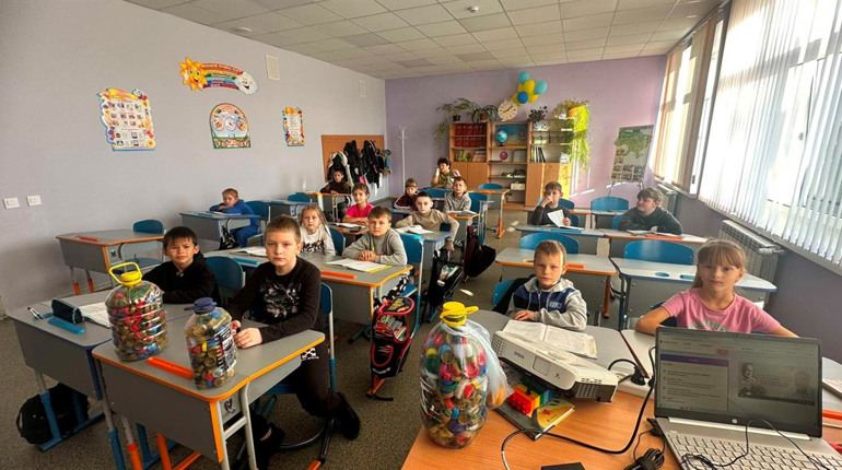 Захарівські школярі збирають пластикові кришки для дронів: місцева ініціатива підтримує захисників