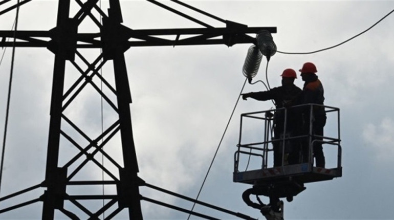 Забув опустити кузов: на Городоччині водій вантажівки Mercedes обірвав електромережі