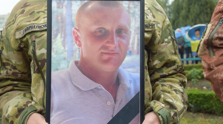Батька втратили троє дітей: Нетішинська громада провела у вічність Героя Олексія Дідича