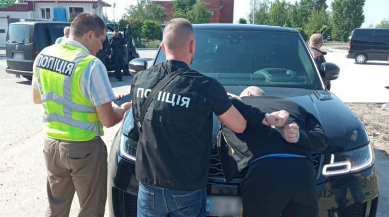На Шепетівщині затримали злочинну групу, яку підозрюють у вимаганні грошей та збуті наркотиків