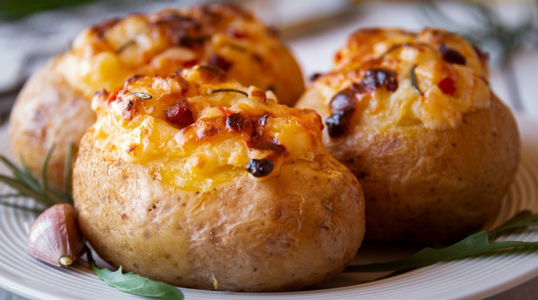 Рецепт дня: картопля, запечена з грибною начинкою та сиром