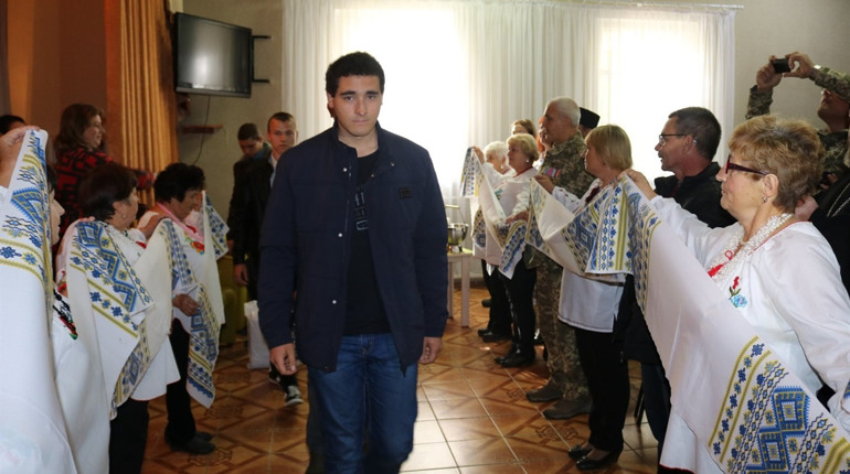 У Сватовому четверо чоловіків пішли служити у армію: Їх проводжав і моряк Євген Семидоцький