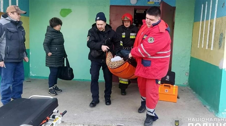 У Нетішині поліцейські та надзвичайники дісталися через вікно у квартиру і врятували 80-річну бабусю