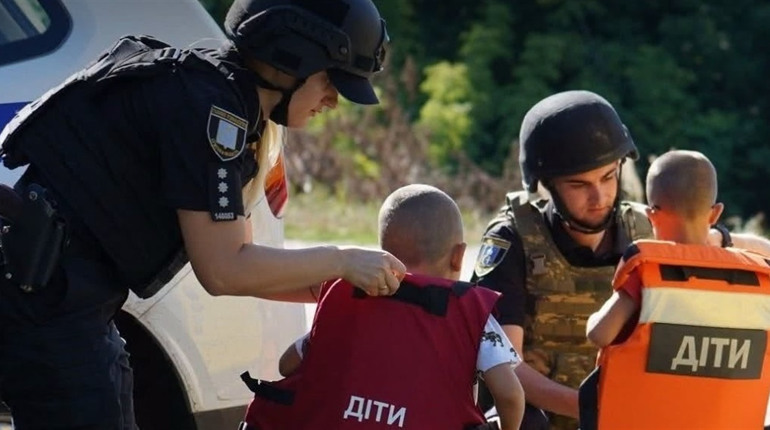 Уряд затвердив механізм евакуації дітей із зон бойових дій без супроводу батьків
